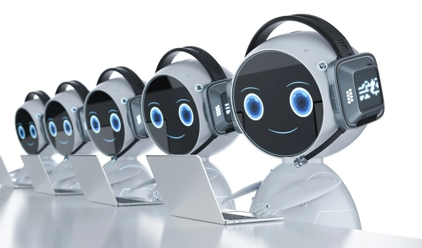 Varios robots con rostros sonrientes usando audífonos y trabajando en laptops, simbolizando inteligencia artificial y tecnología avanzada.