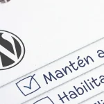 Portada de cuaderno con el ícono de una marca y el texto “Mantén actualizado”, junto con el mensaje “Habilidad y caché” destacado, lo que sugiere actualización y almacenamiento en caché.