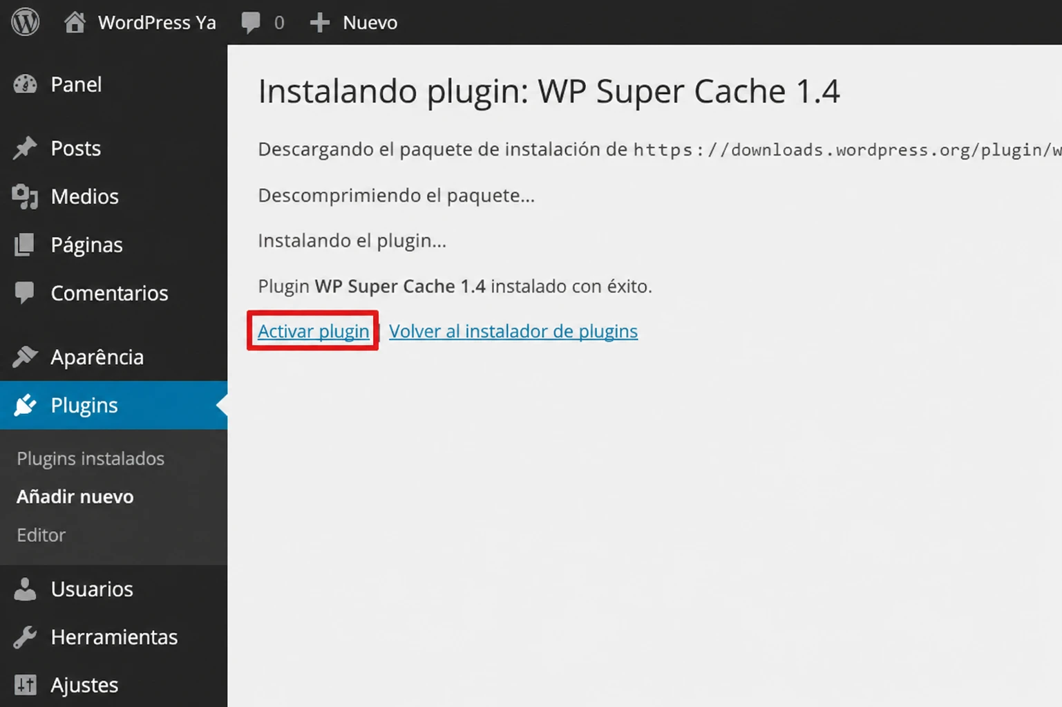 Pantalla del panel de WordPress que muestra la instalación del plugin WP Super Cache 1.4, con un mensaje de éxito y un botón para activar el plugin en el administrador.
